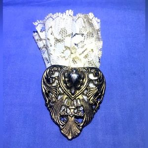 VTG VALENTINE HEART 1928 GOLD FILAGREE BROOCH LAPEL SCARF PIN ECRU LACE TRIM /24